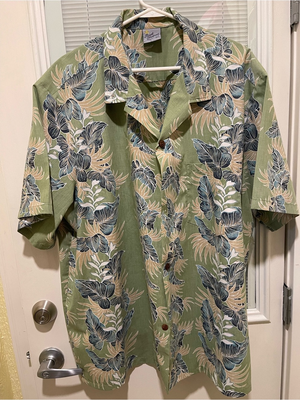 Relaxed Green Floral-Print Short-Sleeve Button-Down Shirt. 3XL Hawaiian Shirt.
